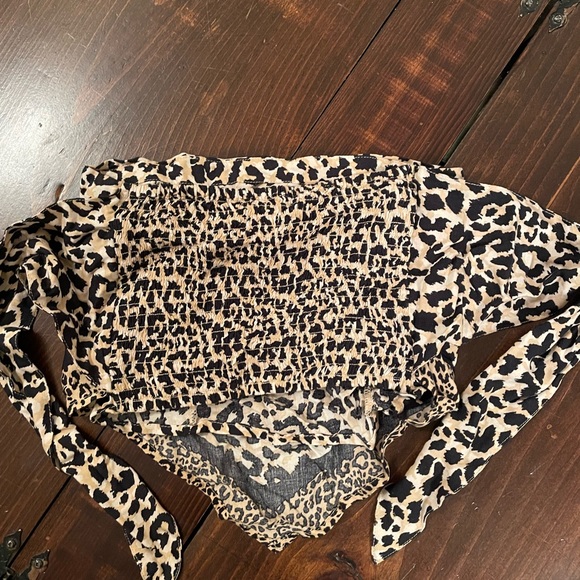 NWT Hollister Bandana top - Picture 3 of 4